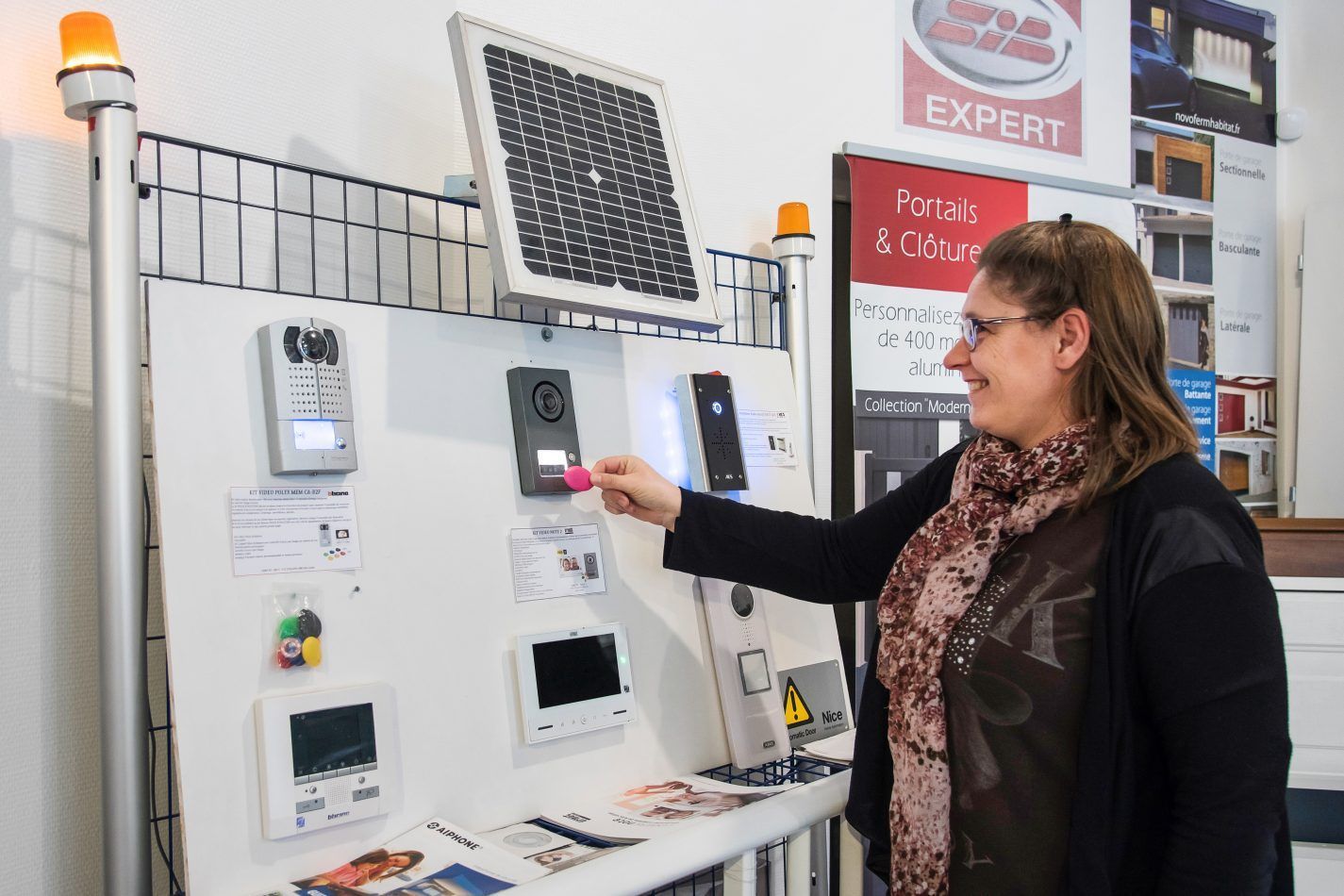 Femme devant des alarmes