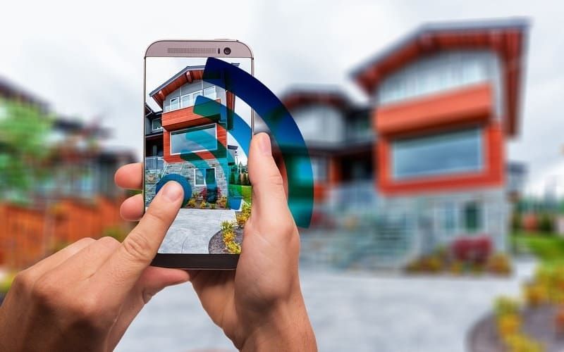 Personne avec un smartphone dans les mains