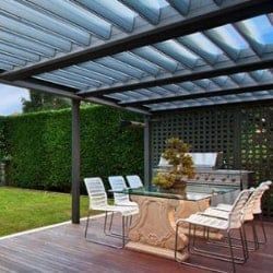 Pergola bioclimatique sur une terrasse