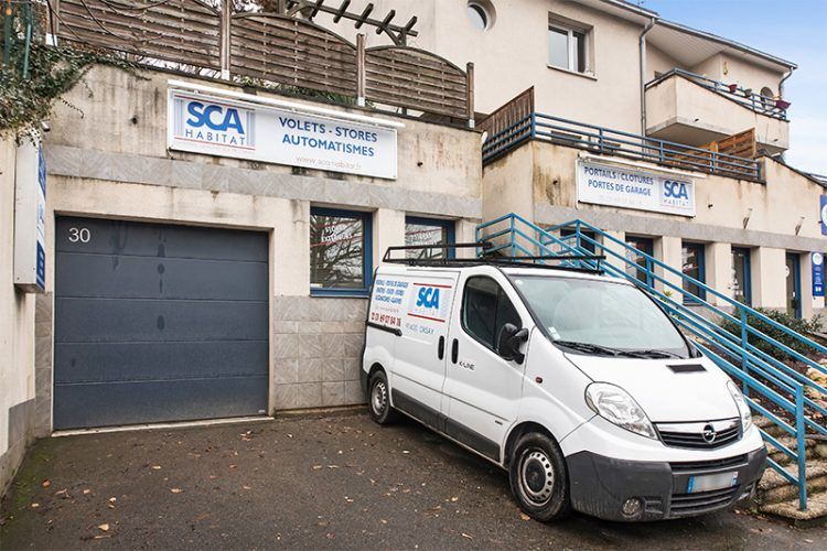 Véhicule de la société garé devant le siège de l’entreprise