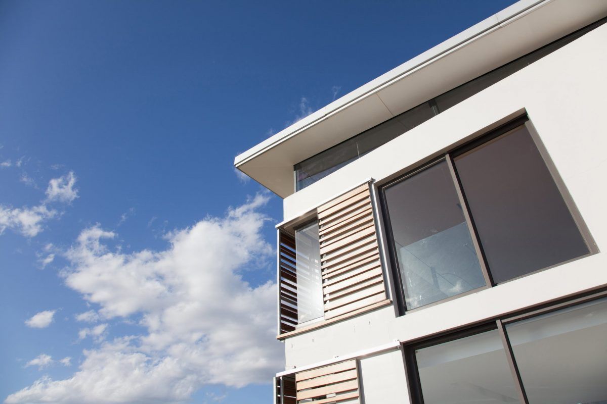 Bâtiment moderne avec des volets coulissants