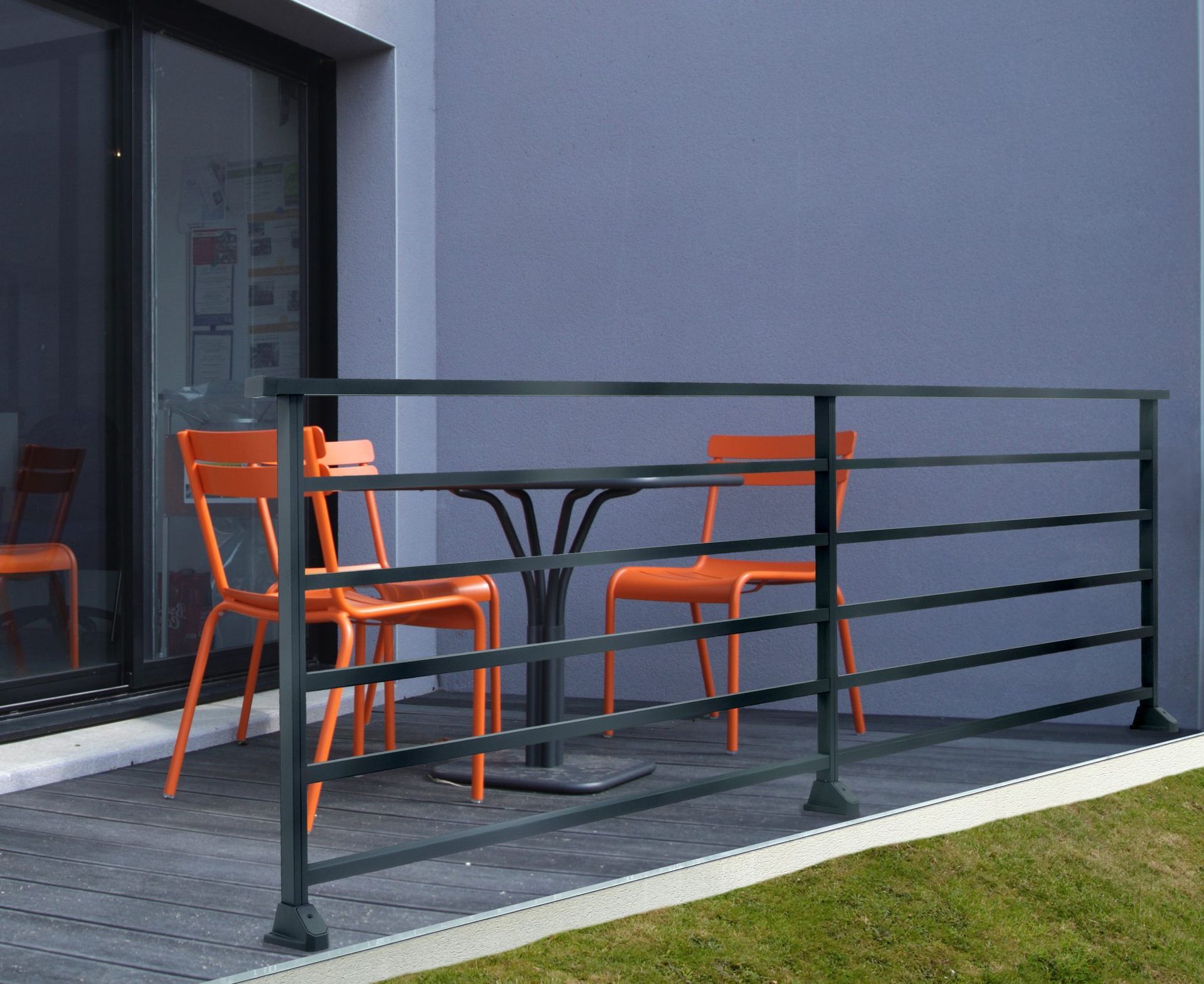Salon de jardin orange sur un balcon