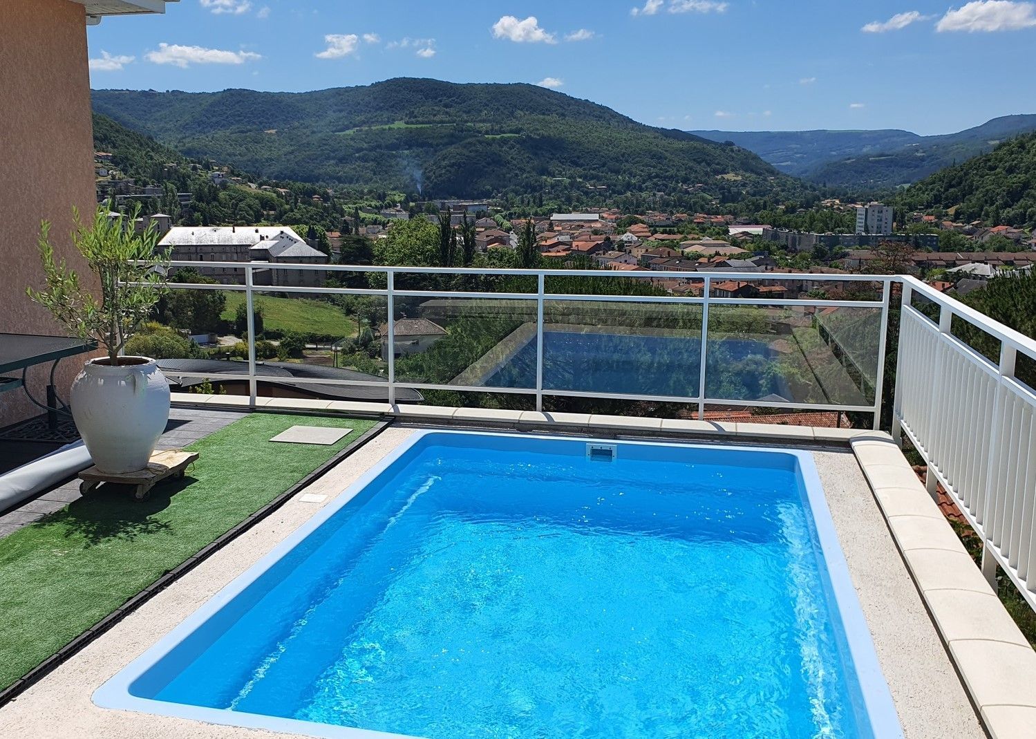 Garde-corps autour d'une piscine