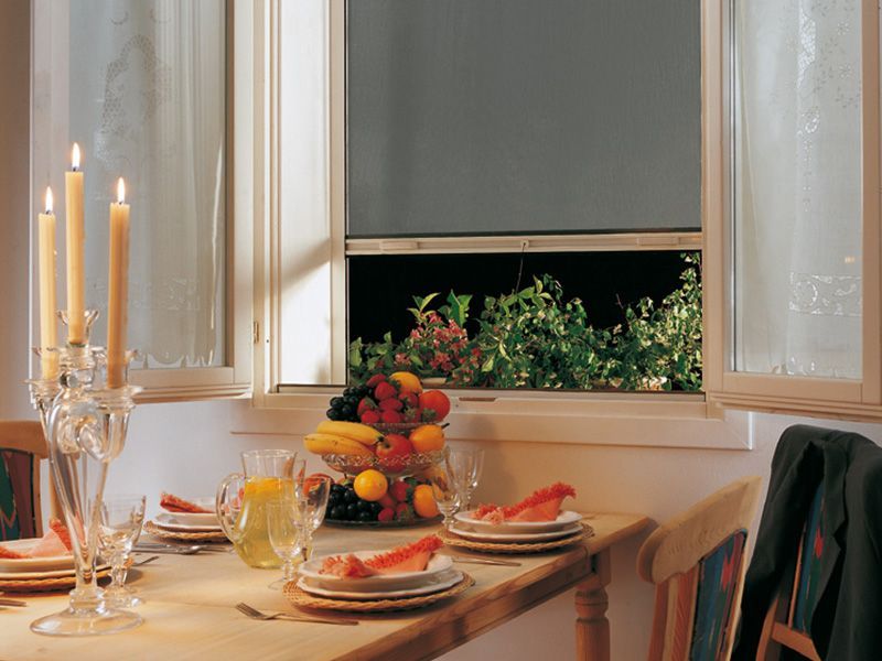 Moustiquaire sur une fenêtre PVC