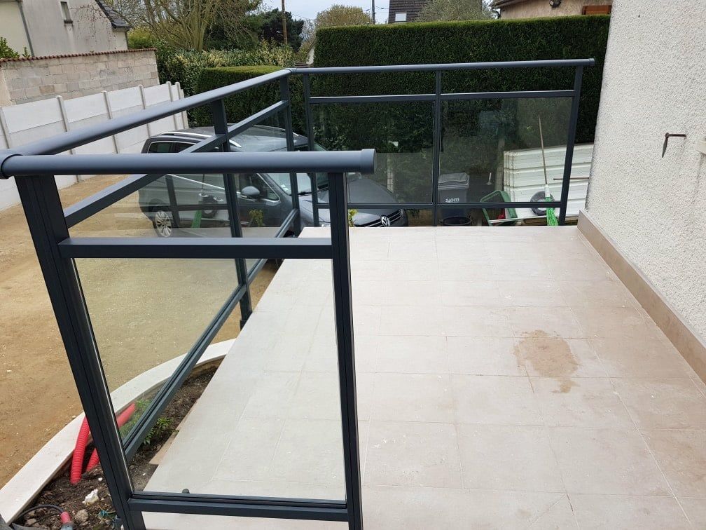Balcon avec garde-corps vitré