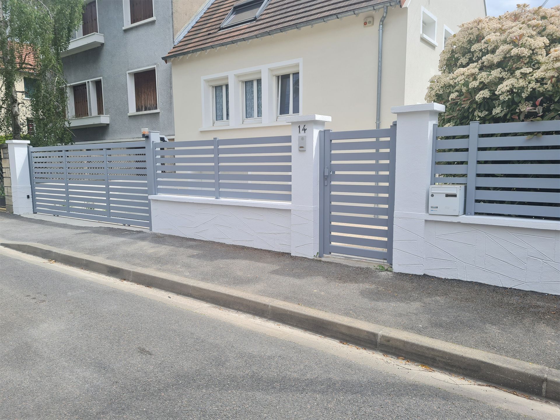 Clôture, portail et portillon assortis