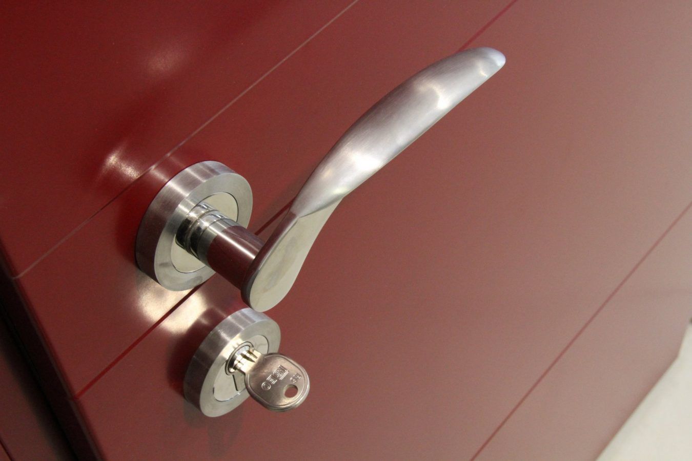 Poignée d'une porte d'entrée rouge