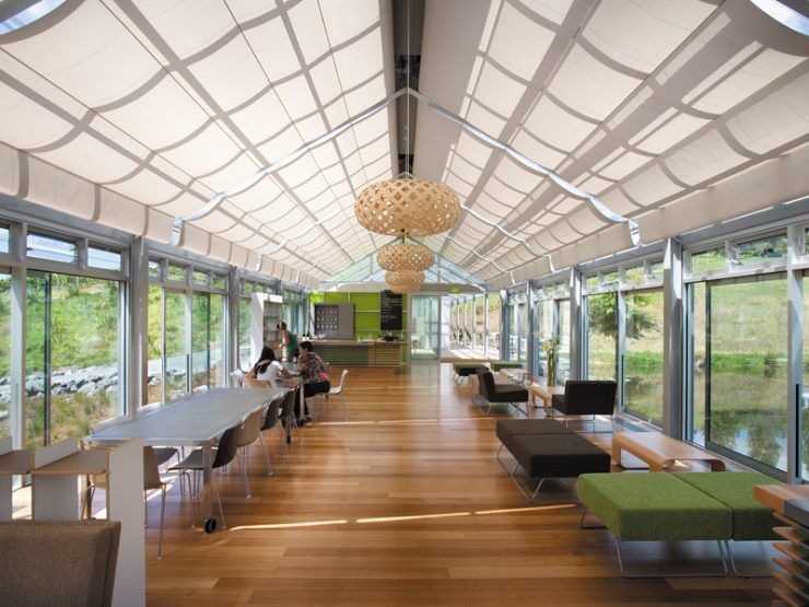 Grand bâtiment avec des stores vélum