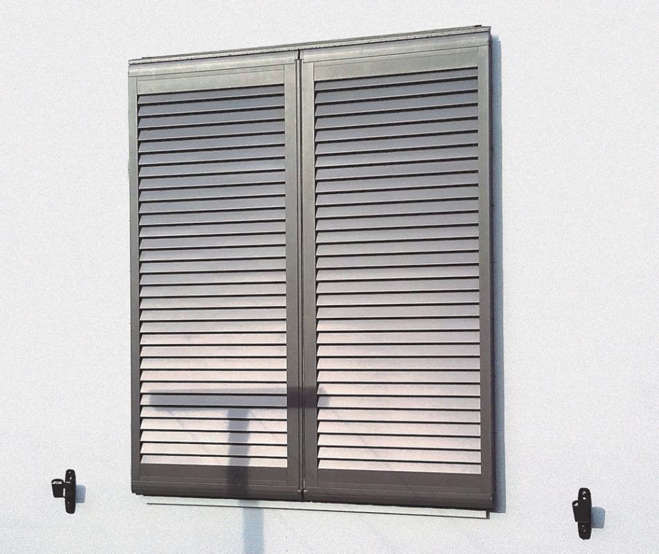 Volets coulissants à persiennes