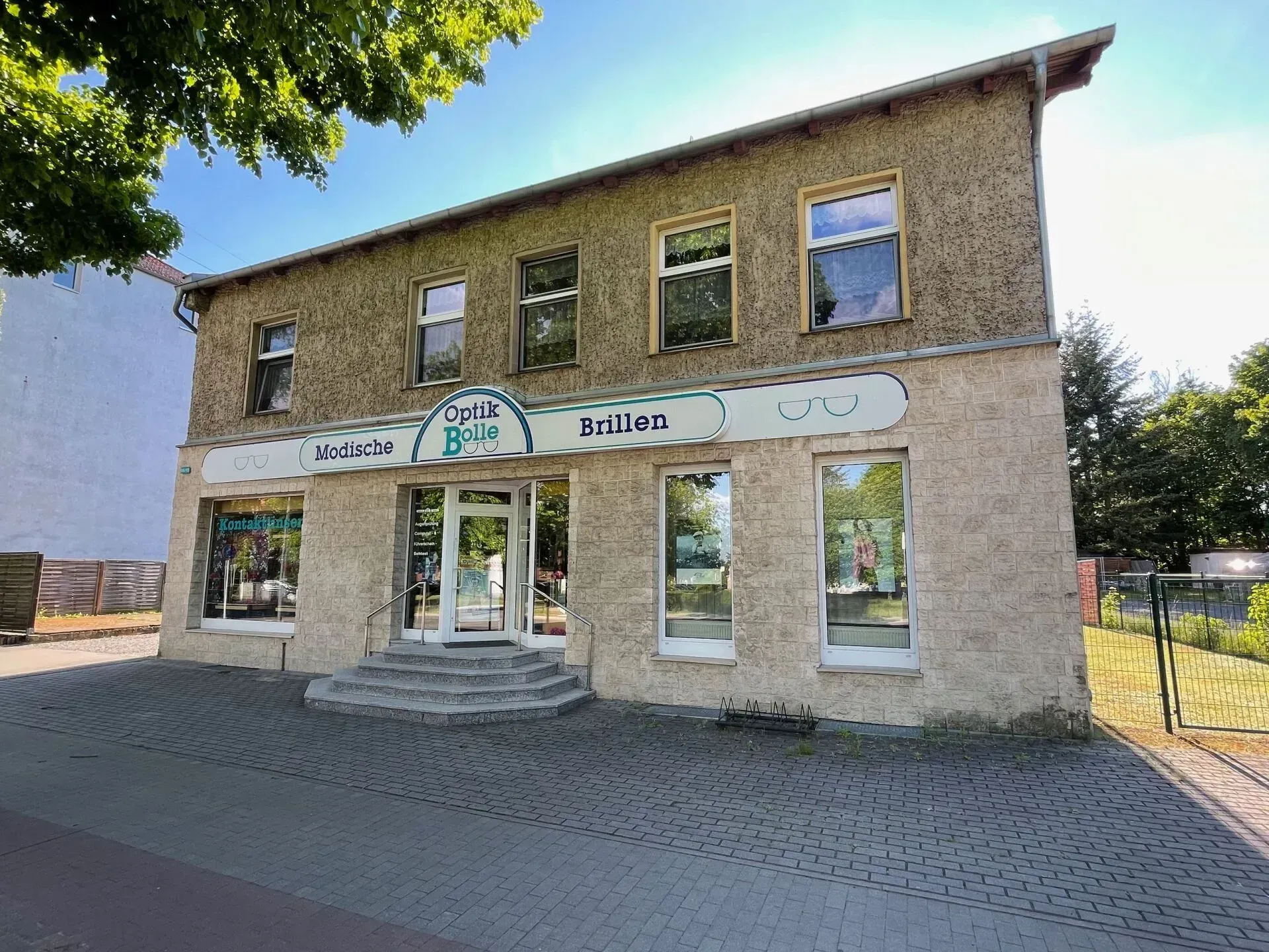 Außenansicht des Optikergeschäfts Bolle in Wildau mit Schaufenstern und einer Treppe am Eingang