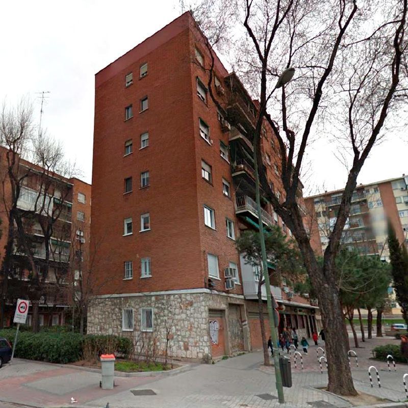 Un gran edificio de ladrillo con muchas ventanas.