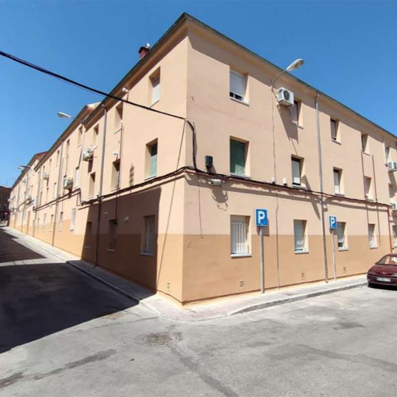 Un edificio con la letra p en el costado