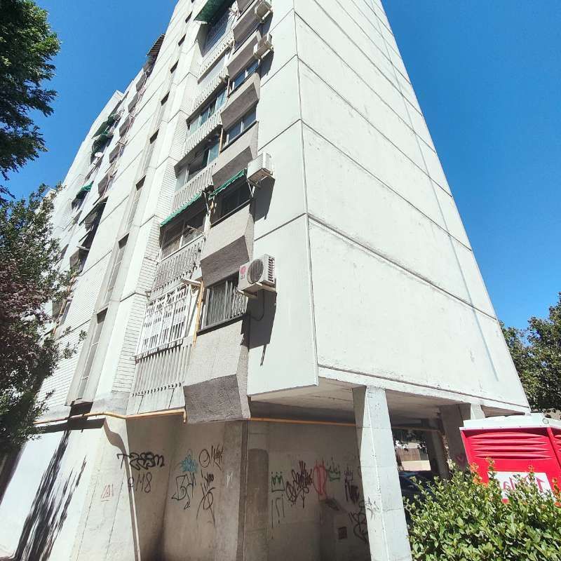 Mirando hacia arriba a un edificio alto con grafitis