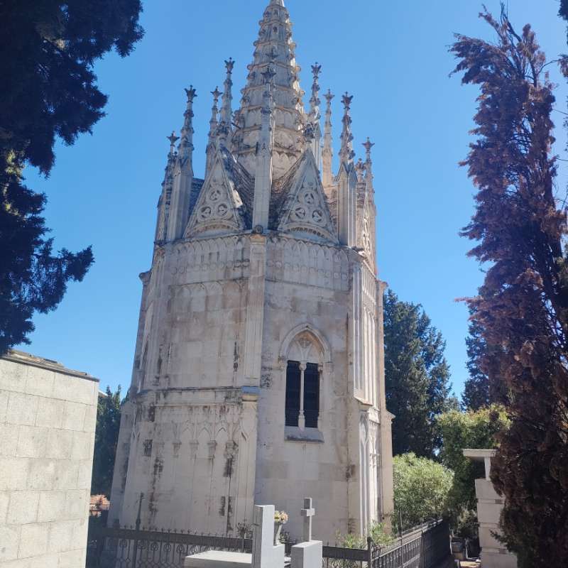 Un edificio muy alto con un cielo azul al fondo.