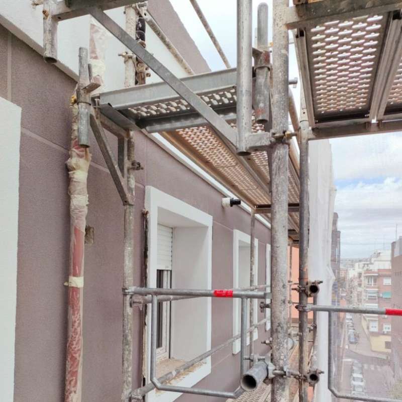 Un edificio con andamios a un lado.