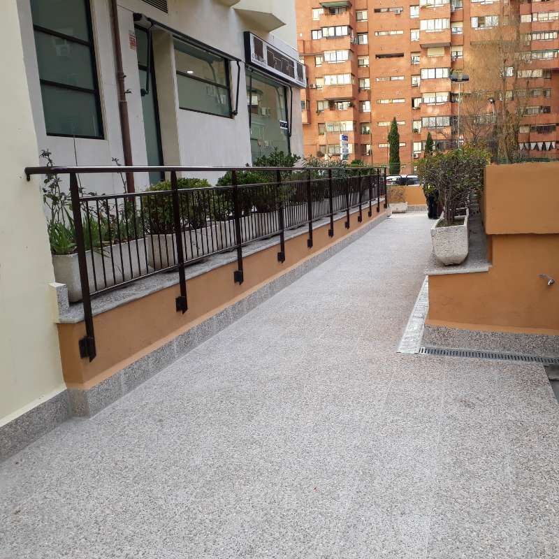 Una pasarela con barandilla que conduce a un edificio