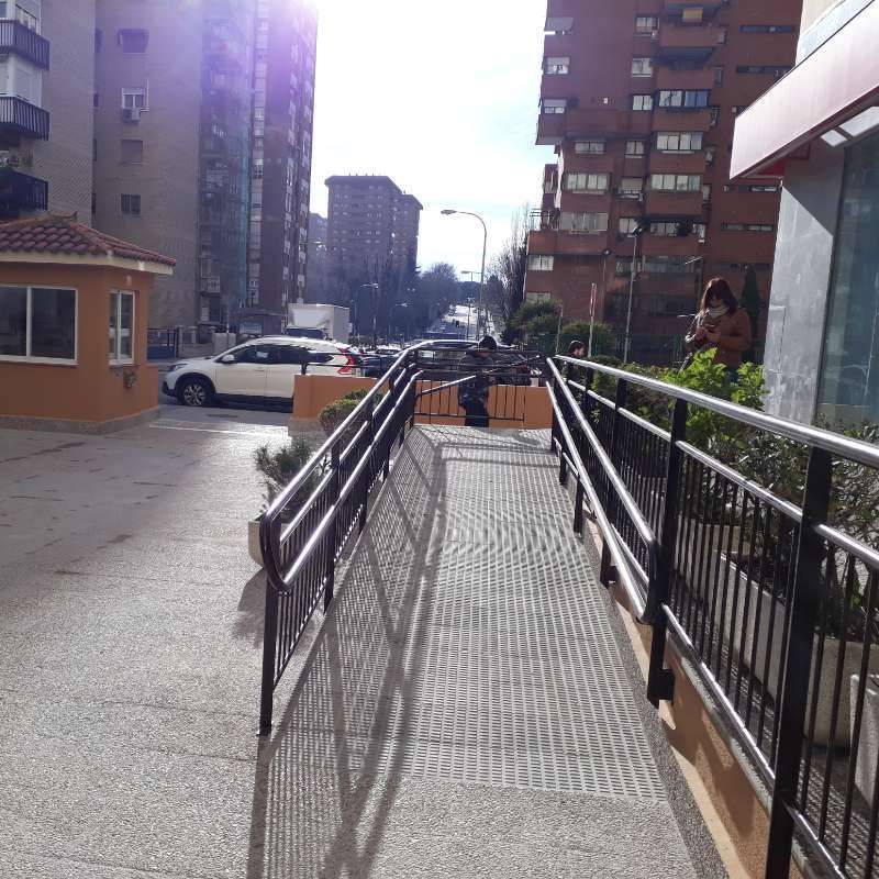 Una rampa para discapacitados que conduce a un edificio en una ciudad.
