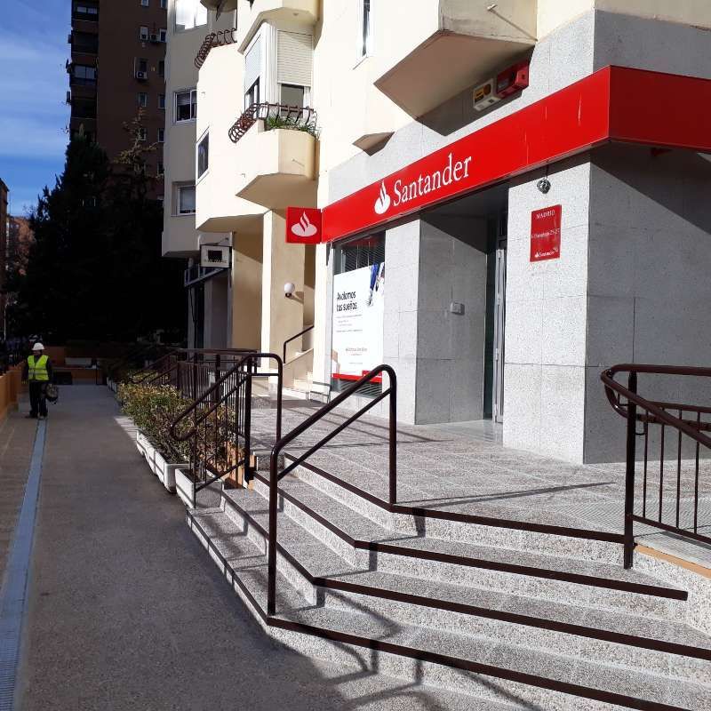 Un banco Santander con escaleras que conducen hasta él.