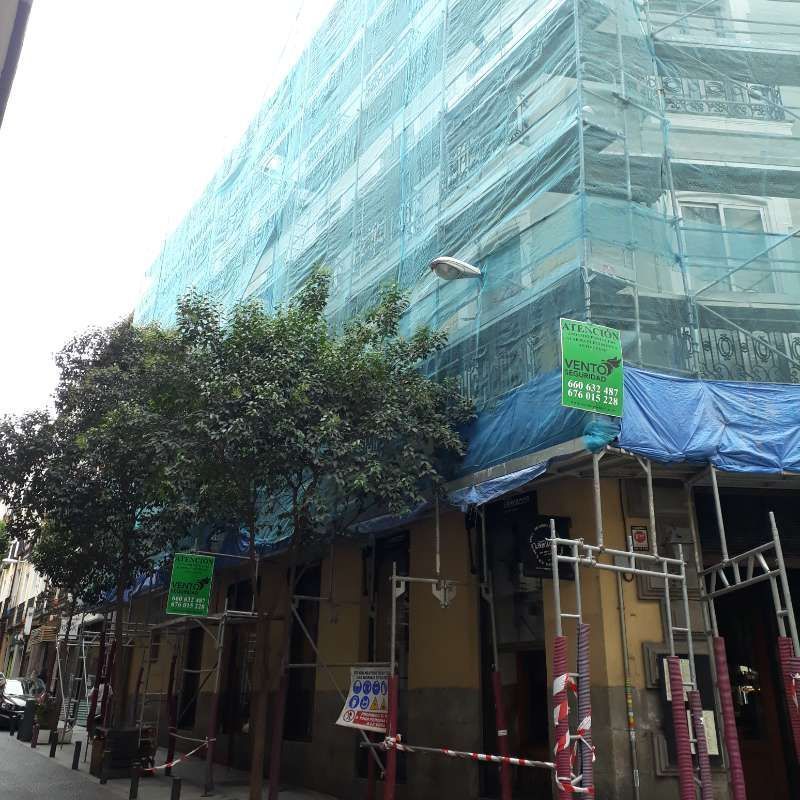 Un edificio con andamios a su alrededor y un cartel que dice 