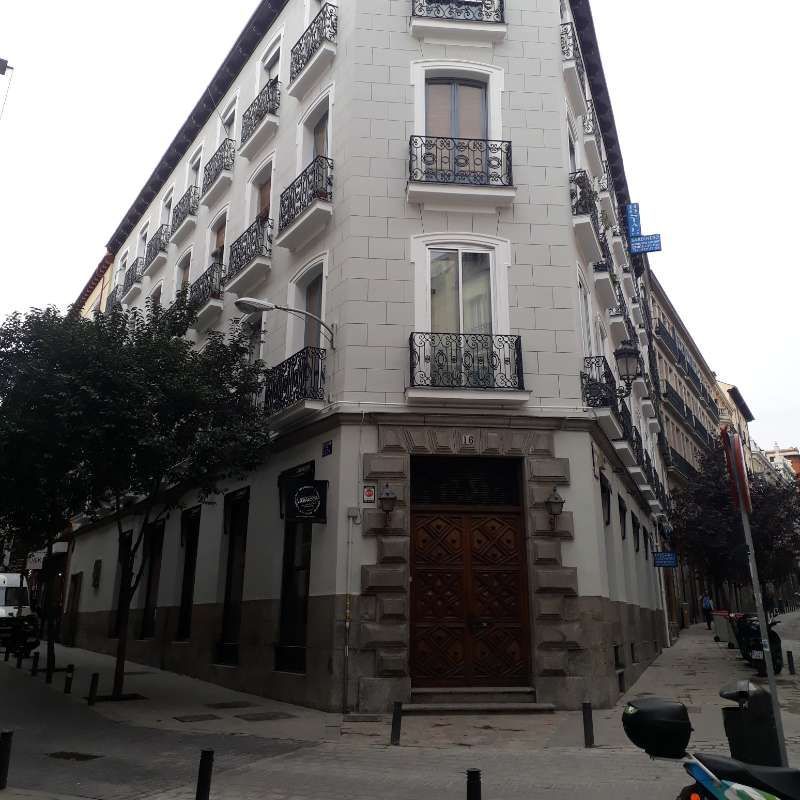 Un edificio con una motocicleta estacionada enfrente.