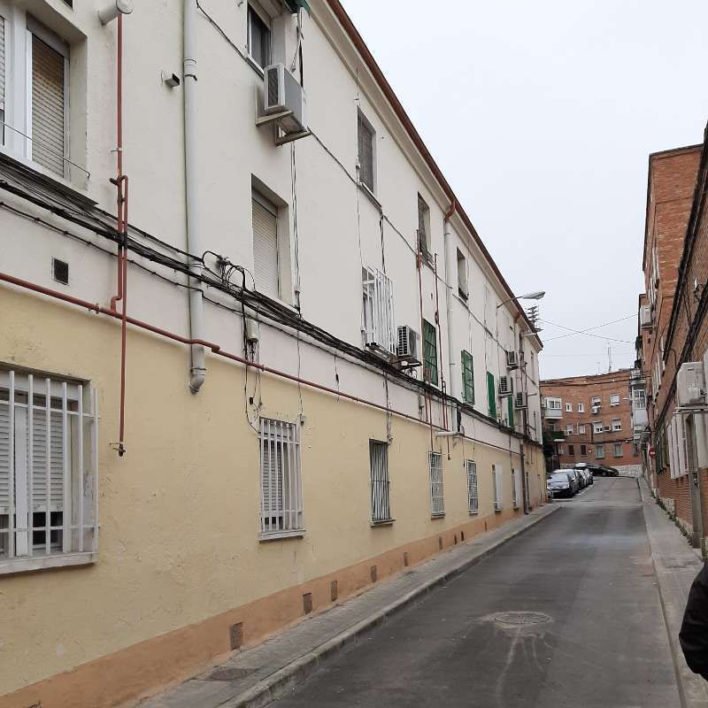 Un edificio con muchas ventanas y aires acondicionados.