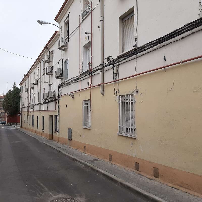 Un edificio con muchas ventanas a los lados.