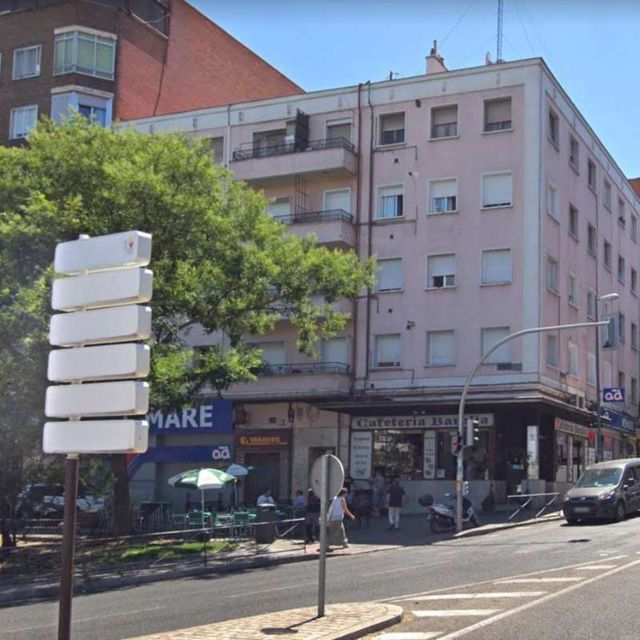 Un edificio con un cartel azul que dice 