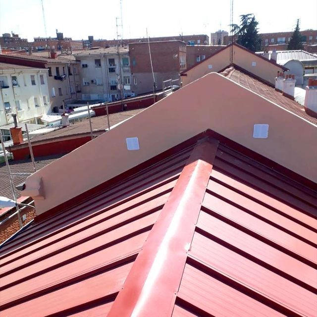 El tejado de un edificio con techo rojo