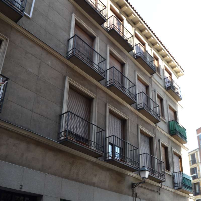 El número 2 está en el costado de un edificio