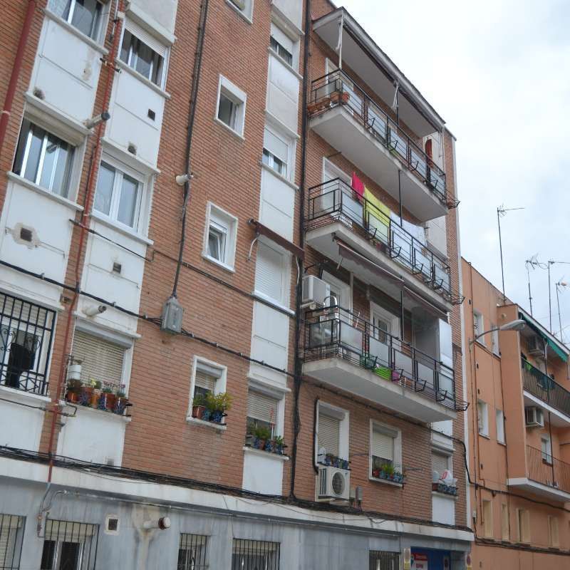 Un edificio de ladrillo con muchos balcones y ventanas.