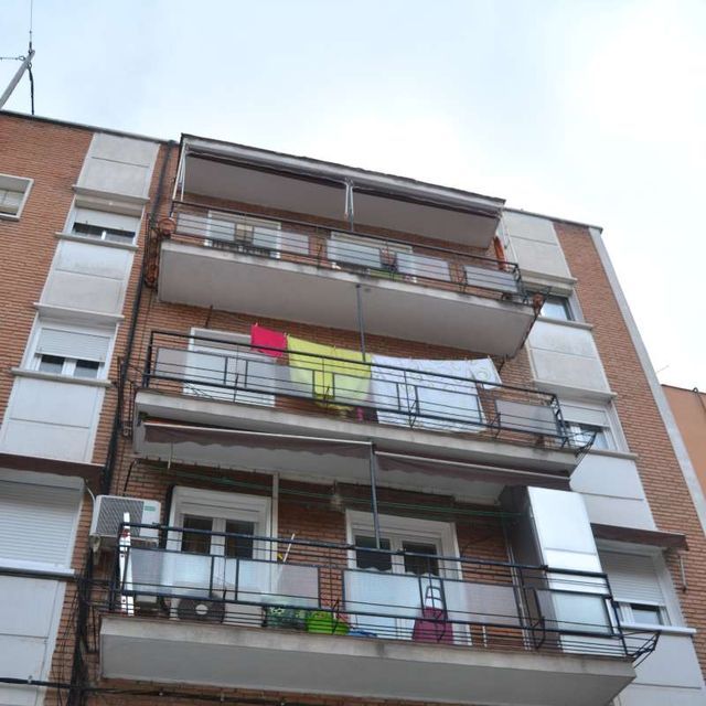 Un edificio con muchos balcones y ropa colgada en ellos.