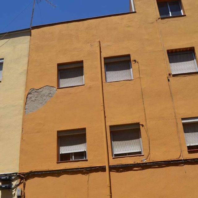 Un edificio con muchas ventanas.