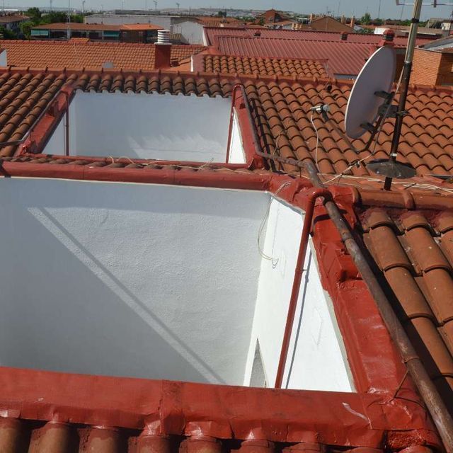 Un techo con una antena parabólica encima