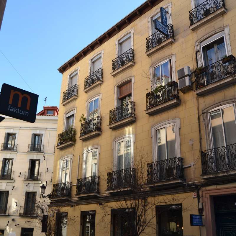Un edificio alto con balcones y un cartel que dice takorum