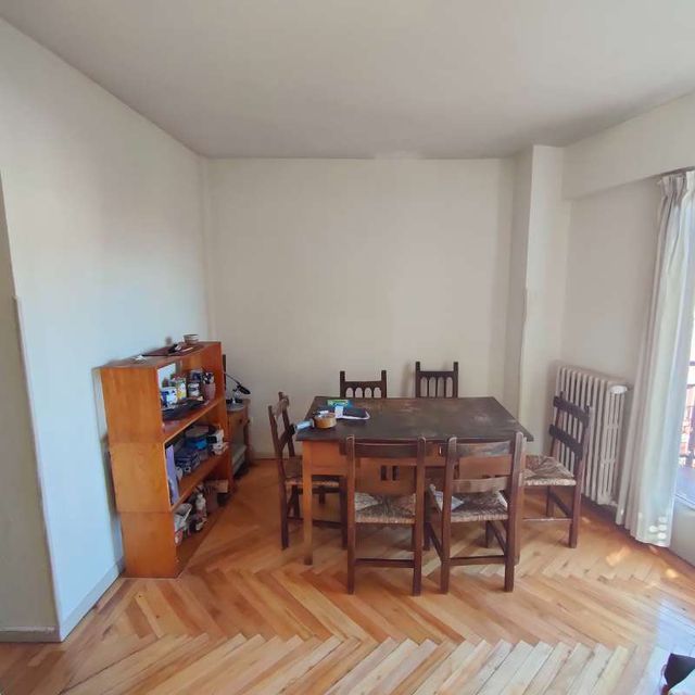 Un comedor con una mesa y sillas.