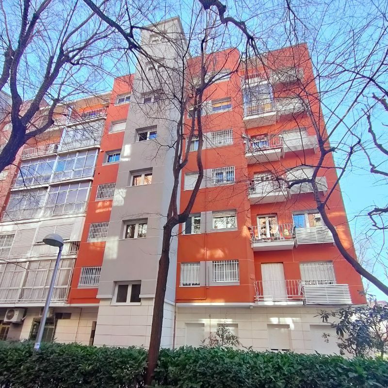 Un edificio con muchas ventanas y balcones