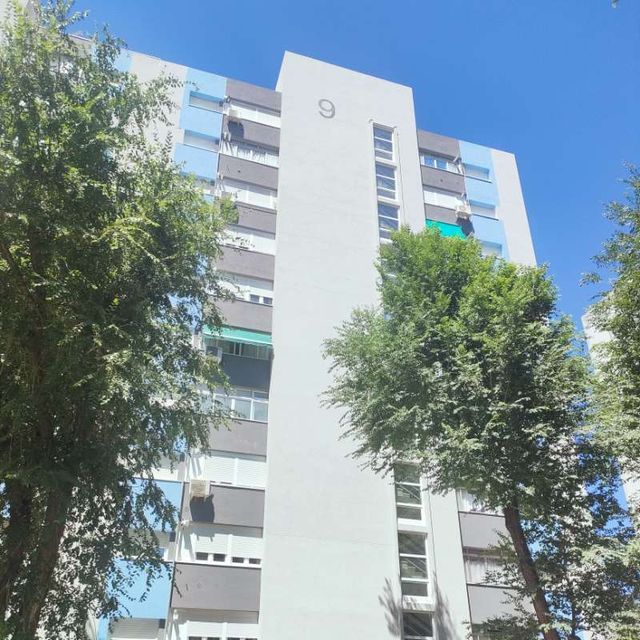 Un edificio alto con el número 9 en él.