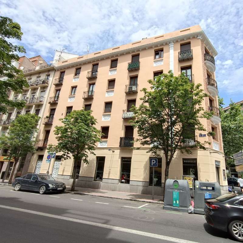 Los coches están aparcados delante de un edificio con la letra p.