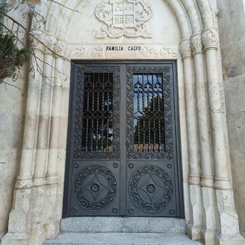 Una puerta que tiene la palabra familia