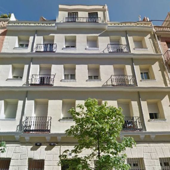 Un edificio con muchas ventanas y balcones
