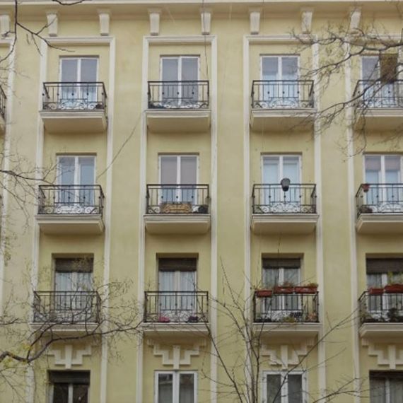 Un edificio con muchas ventanas y balcones