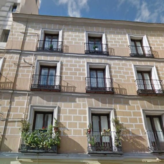 Un edificio con muchas ventanas y balcones
