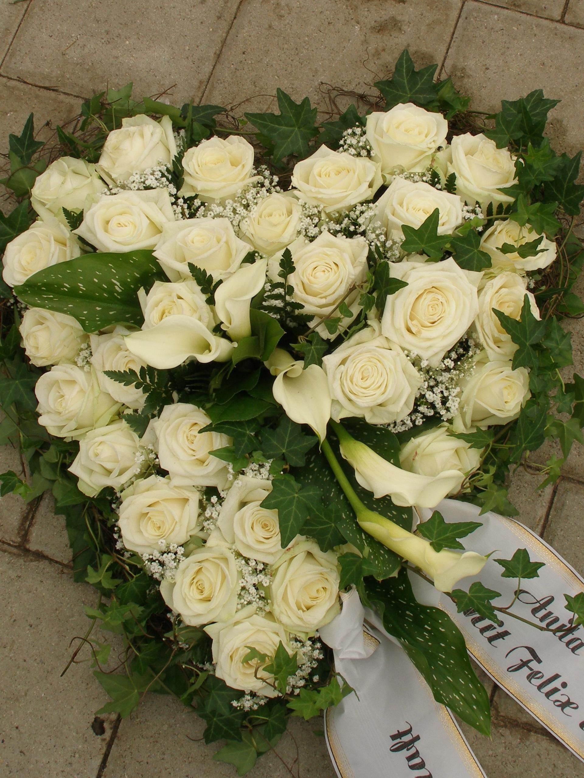 herzförmiges Gesteck aus weißen Rosen