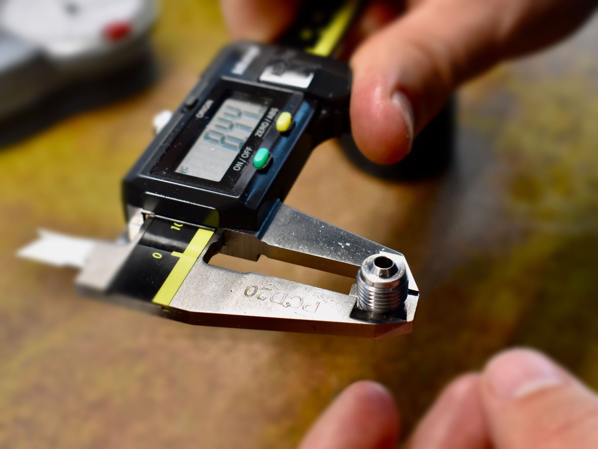 Un monsieur regarde une pièce crantée