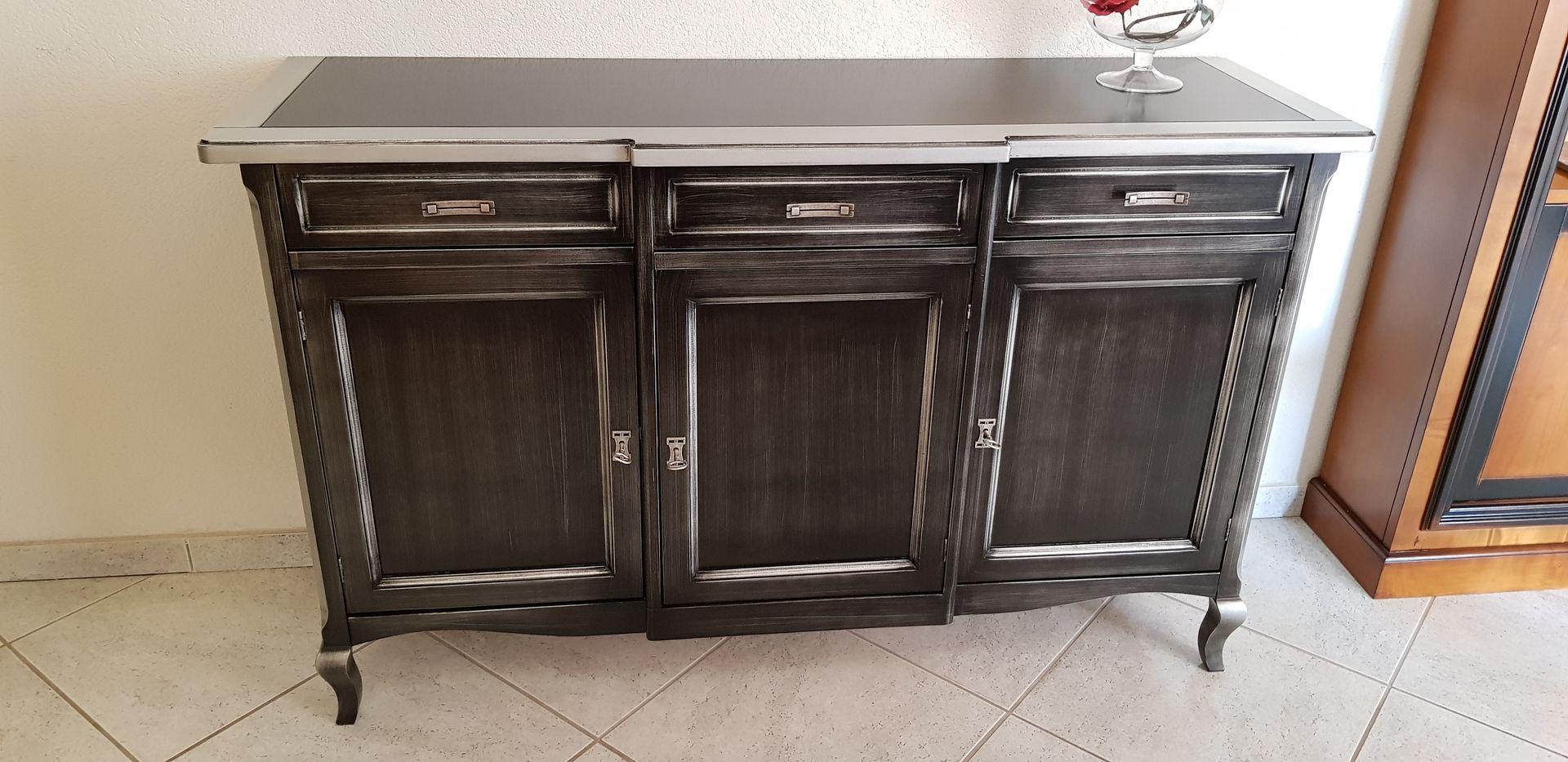 Crédence trois portes et tiroirs