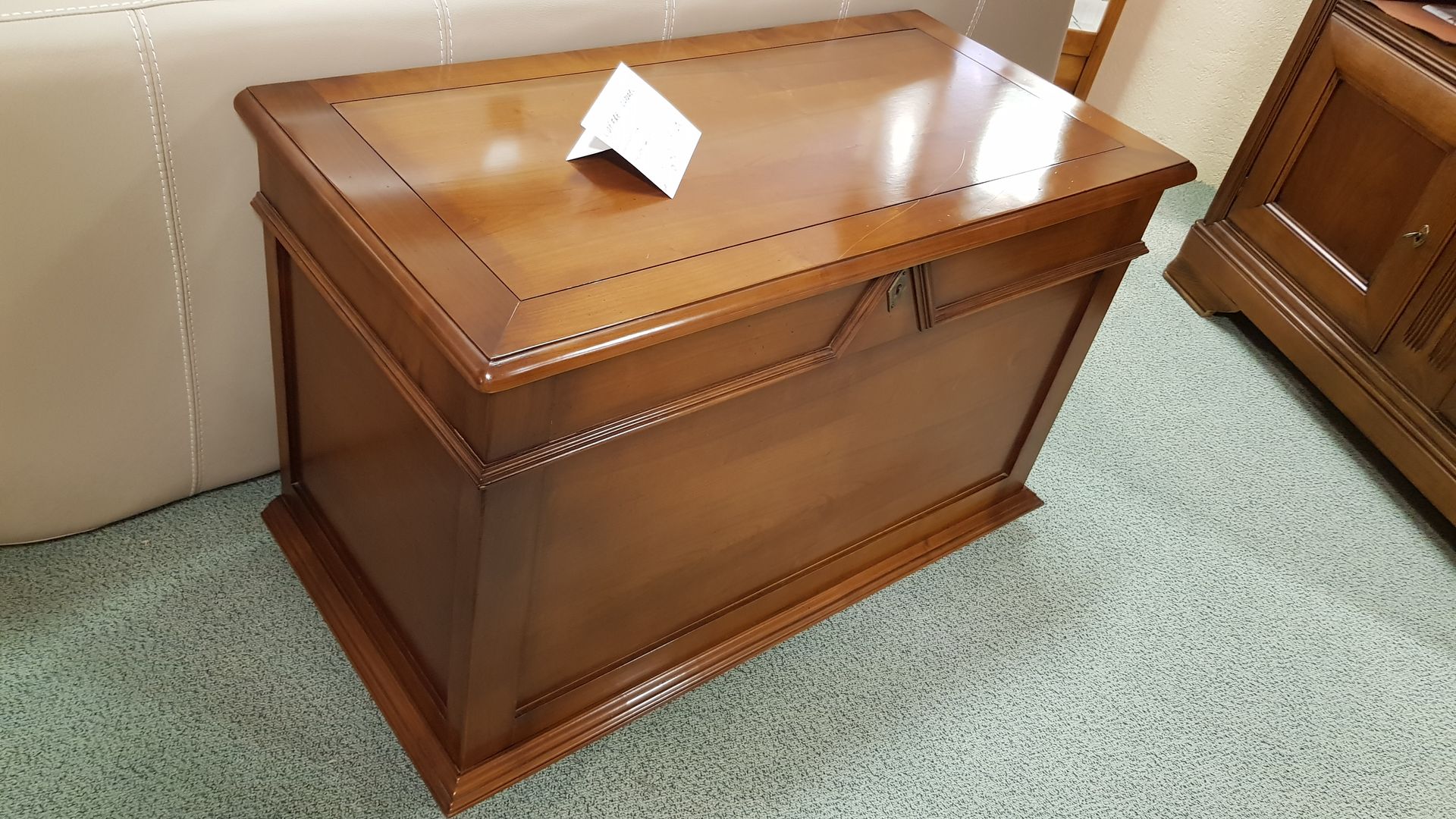 Coffre en merisier massif