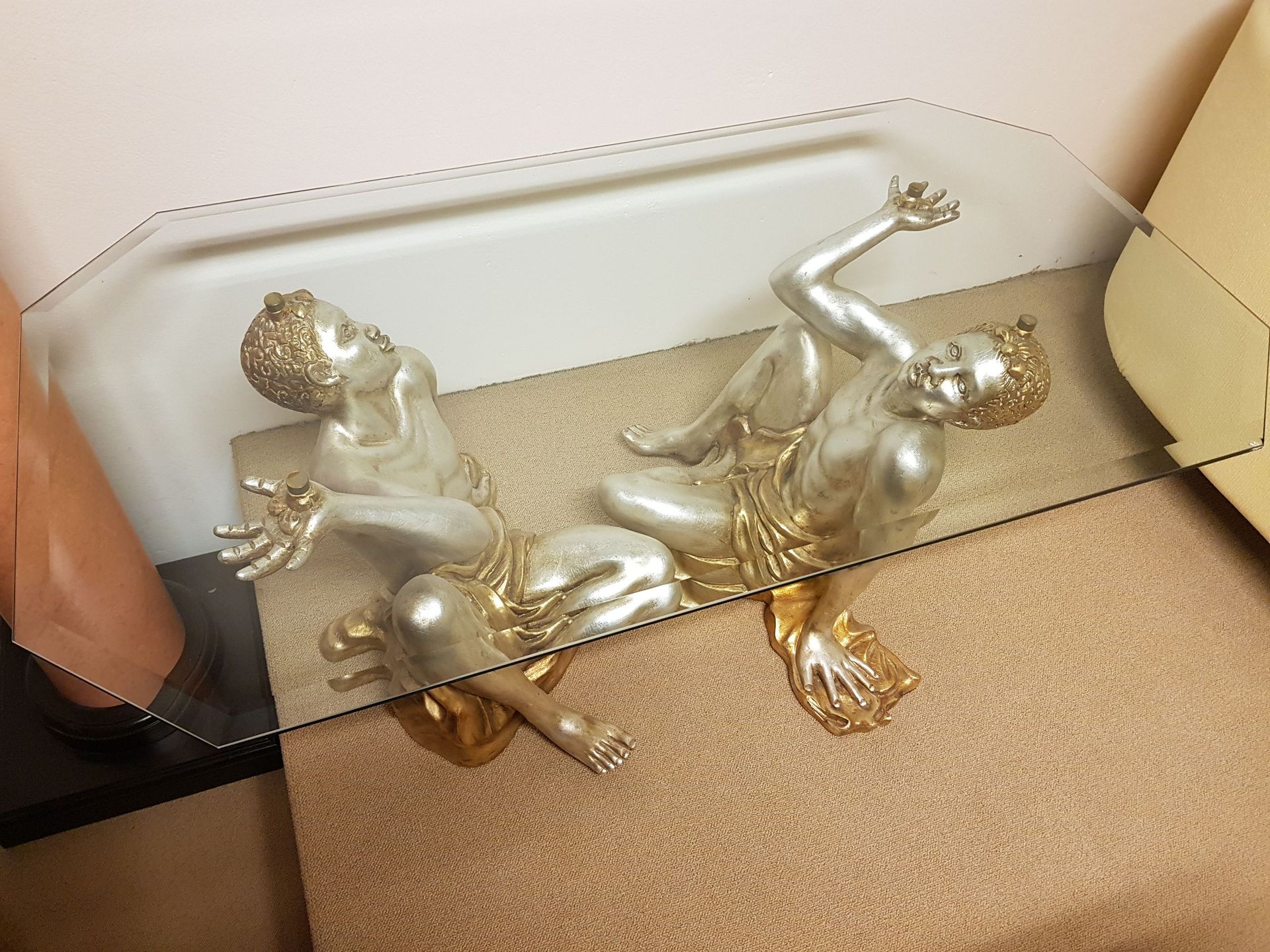 Table basse en verre. Anges en résine