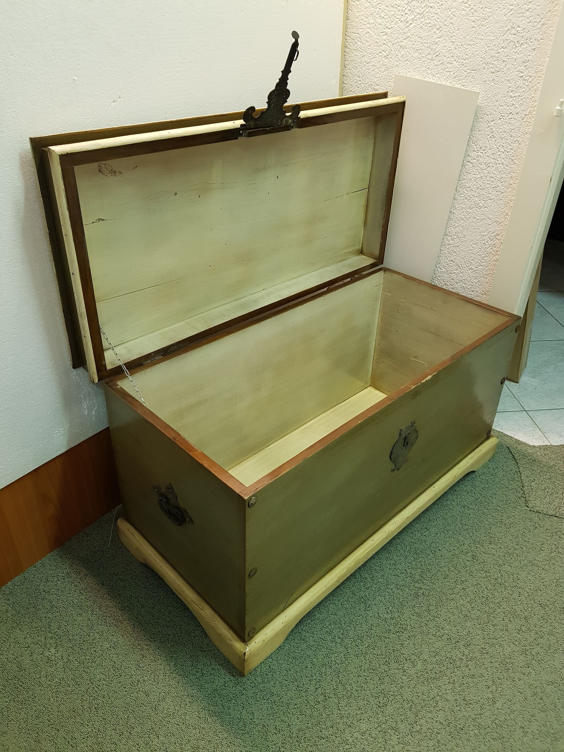 Coffre en bois massif