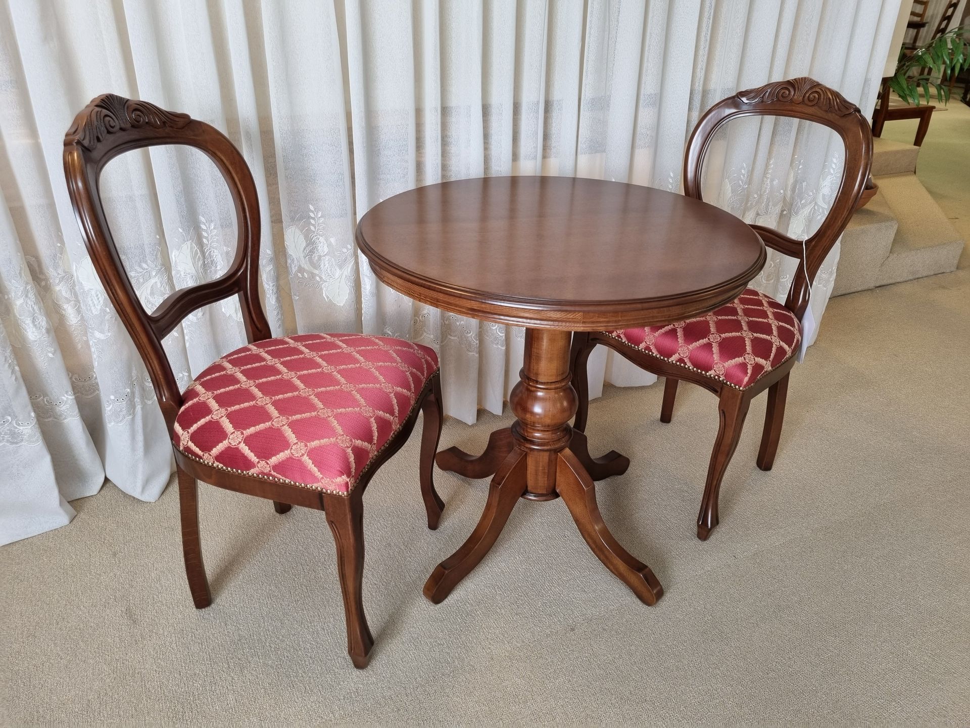 Table ronde avec deux chaises