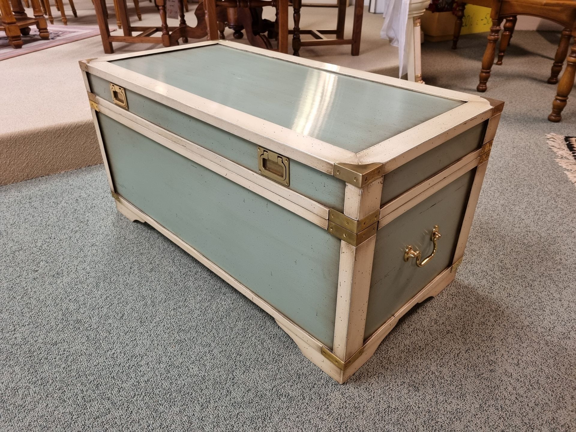 Coffre en bois massif